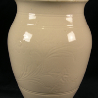 SLM 28141 - Vit kruka av keramik, blomstermotiv i vitt, signerad Rörstrand