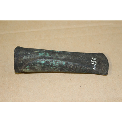 SLM 18236 - Holkyxa av brons, rak med markerad ås