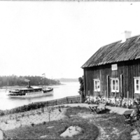 SLM P09-1304 - Passargerarfartyg passerar nedanför gamla Gästgivaregården i Oxelösund