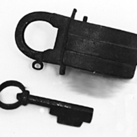 SLM 4438 - Hänglås av järn, med nyckel, från Nilsbo i Blacksta socken