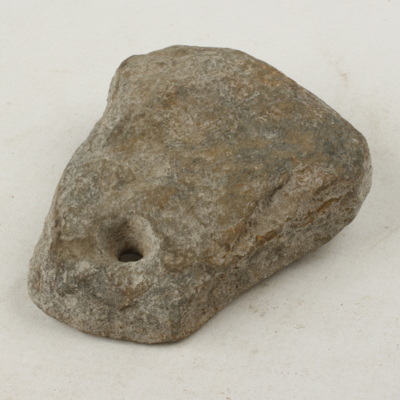 SLM 25713 - Nätsänke av sten, hålförsett, lösfynd från Oxelösund