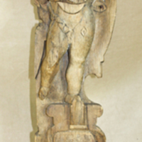 SLM 6015 - Skulptur, musicerande ängel av trä, från Sjösa