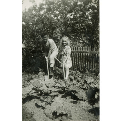 SLM P2018-0277 - Gulli och Selma i trädgårdslandet år 1942