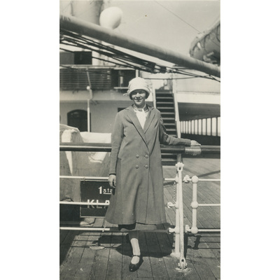 SLM P2022-1193 - Therese Lunden på en båt i USA, år 1926