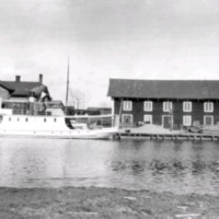 SLM M033703 - Hamnen i Nyköping år 1912, hamnkontoret till vänster