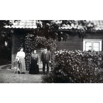 SLM R514-92-2 - Familjen Jonsson i Enbystugan ca 1915