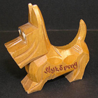 SLM 9327 - Hund av trä, souvenir från Nyköping