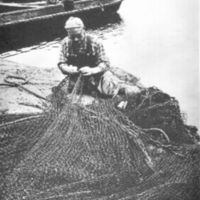 SLM R53-85-4 - Fiskare Elis Söderlund håller på med sitt nät, foto på 1960-talet