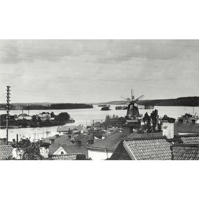 SLM SEM_B162-13R - Utsikt över Kvarnbacken från Kyrkberget i Strängnäs omkring 1905