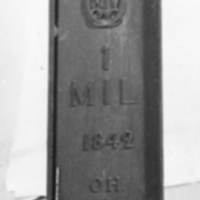 SLM 25608 - Milstolpe av järn, daterad 1842