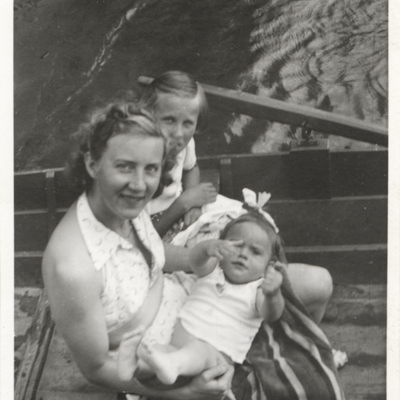 SLM P2016-0362 - Karin Wohlin med Yvonne cirka 1943