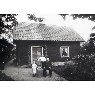 SLM R515-92-4 - Familjen Jonsson i Enbystugan ca 1915