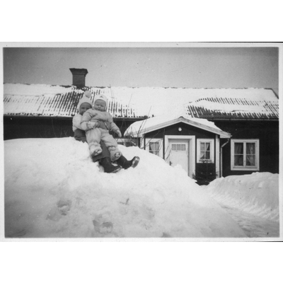SLM P2021-0341 - Maud och Hans Lindberg i snön vid Tibble i Skultuna 1950-51