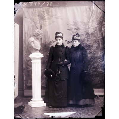 SLM X899-78 - Hanna Hugg och fru Grundman, cirka 1895