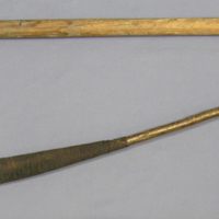 SLM 21336 - Slaga med svarvad träknopp, läder och snören, från Högberga i Vansö socken