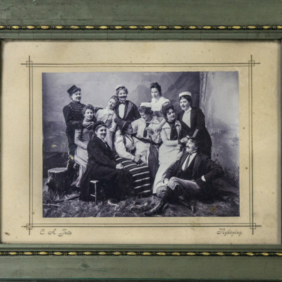 SLM 12535 - Inramat foto, elva utklädda kvinnor