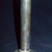 SLM 33945 1-2 - Vaser av metall, hög smal cylinder på rund fot