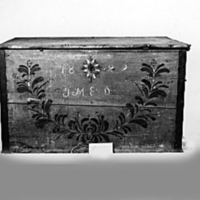 SLM 13062 - Rektangulär kista med plant lock, målad blomstergirland, daterad 1822