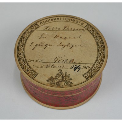 SLM 38859 - Medicinburk av papper från apoteket i Gnesta 1914