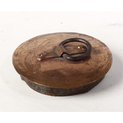 SLM 1816 - Lock av koppar, till flaska, försedd med järnbygel, märkt 
