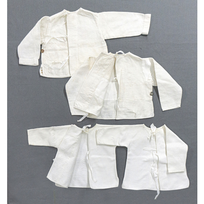 SLM 52592, 52609, 52610, 52612 - Fyra babytröjor av bomull med flossad insida, 1900-talets början