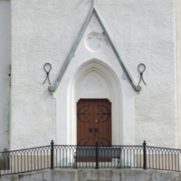 SLM D10-1149 - Fogdö kyrka, exteriör, nygotiska västportal från väster.