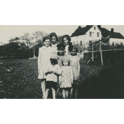 SLM P2022-0052 - Grupporträtt av sju barn, 1920-tal