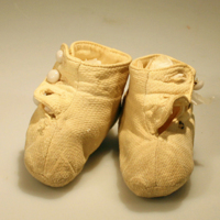 SLM 22448 - Babyskor av bomullstyg, 1880-tal