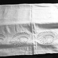 SLM 9017 1-2 - Vita örngott av linne med engelskt broderier från 1850
