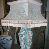 SLM 29300 - Lampa med lampfot av kinesiskt polykromt porslin, fyrkantig målad sidenskärm