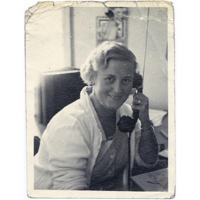 SLM P2019-0599 - Ulla Hasselqvist, växeltelefonist, anställd på NK:s verkstäders kontor i Nyköping.