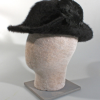 SLM 9841 - Svart hatt av ylle prydd med fjädrar och sidenrosett