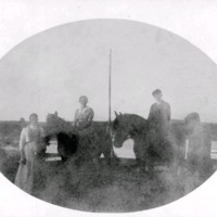 SLM M033782 - Porträtt av familj med två hästar.