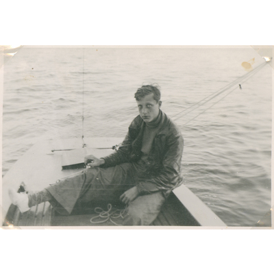 SLM P2019-0475 - En ung man i en segelbåt, 1930-tal