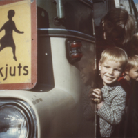 SLM SB13-1294 - Barn på skolskjutsbuss