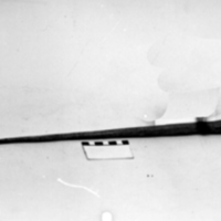 SLM 2879 - Skaksticka, stång av trä använd vid ullberedning, från Mörtsjötorp i Lästringe