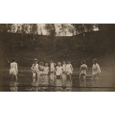 SLM P07-660 - Skolresan till Dalarna, bad vid Gagnef 1905, systrarna Karin och Lisa Hall