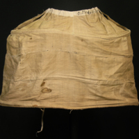 SLM 14119 3 - Styvkjortel av linne, vadderad med tagel, från 1700-talets mitt