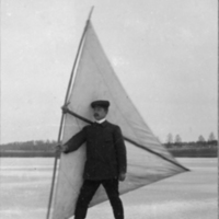 SLM P09-1543 - Artur Lundqvist (1887-1959) på skridskor med vindsegel