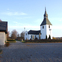 SLM D10-1328 - Stigtomta kyrka, kyrkomiljön från nordväst.