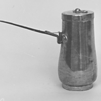 SLM 1872 - Cylindrisk kopparkanna för choklad, lock med hål och täckplåt, från Årdala