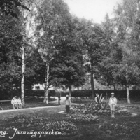 SLM P07-1883 - Vykort, Järnvägsparken i Nyköping med barn, tidigt 1900-tal