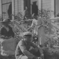 SLM P07-1246 - Mauritz Ahlstrand i studentmössa vid Staf i Floda socken omkring 1918