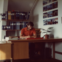 SLM P09-630 - Saab-Ana’s vagnsskadeverkstad, Tauno Leppäkoski på sitt kontor 1976