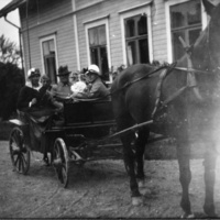SLM P07-1242 - Familjen Ahlstrand på utflykt med häst och vagn, Staf i Floda socken 1931