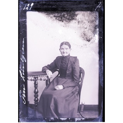 SLM X129-76 - Porträtt på fru Lindgren, 1901
