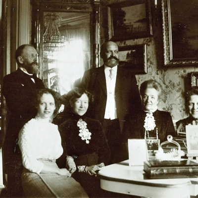 SLM P2016-0009 - Ebba Frendin med familj i Malmköping, ca 1900