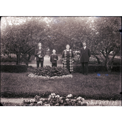 SLM X1749-78 - Familjeporträtt i trädgården