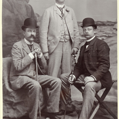 SLM M032543 - Tre herrar i plommonstop, en är Carl Sandströmer (185-1931)