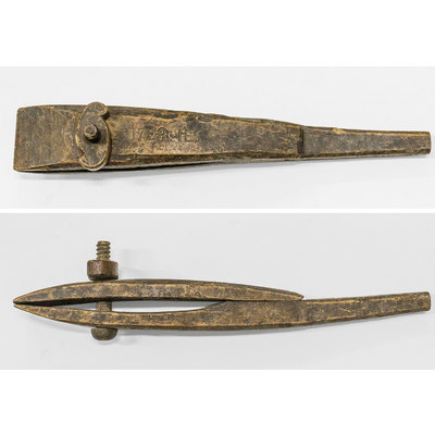 SLM 4255 - Sadelmakarverktyg, kallad klämma, från Sköldinge och daterad 1728